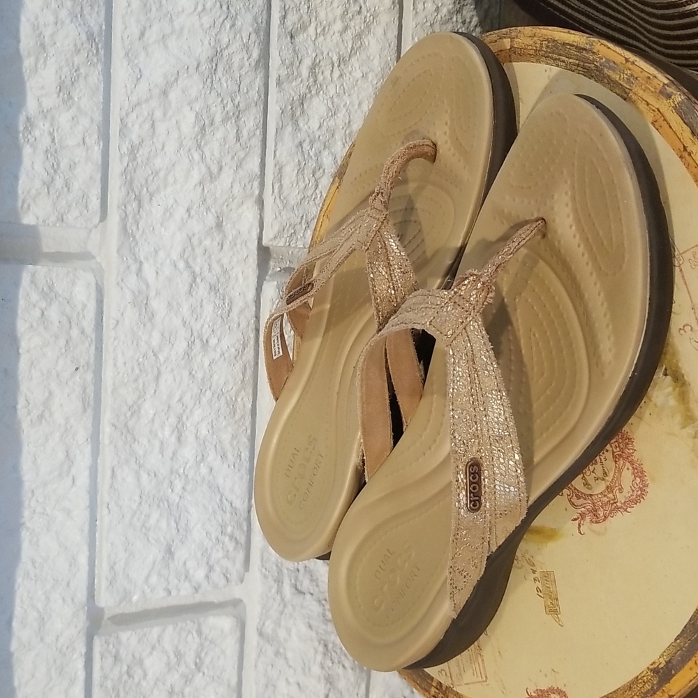 CROCS CAPRI METALLIC GOLD FLIP FLOPS DUAL COMFORT